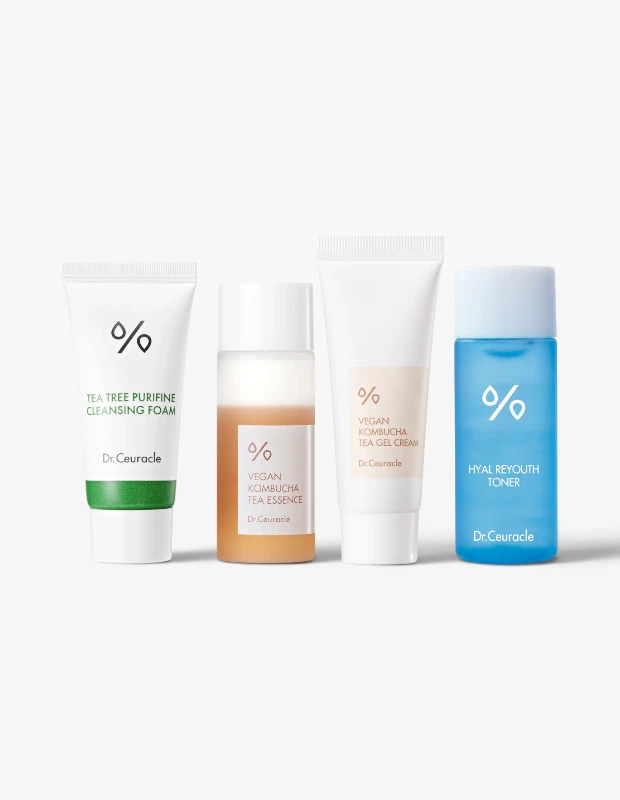 Marka Adı: Dr.Ceuracle
Ürün Adı: Dr.Ceuracle Unisex Must Have Mini Kit
Ürün Cinsiyeti: Unisex
Ürün Tipi: Cilt Bakım Kiti
Ürün Sezonsallığı: Yaz/Seyahat
Ürün Çeşidi: Mini Boy Cilt Bakım Seti
Ürün Özellikleri: Bu mini kit, Dr.Ceuracle markasının dört temel cilt bakım ürününü seyahat dostu boyutlarda bir araya getiriyor. İçeriğinde cildi arındıran Tea Tree Purifine Temizleme Köpüğü, cilde denge ve canlılık katan Vegan Kombucha Çay Esansı, hafif yapılı Vegan Kombucha Çay Jel Krem ve yoğun nem sağlayan Hyal Reyouth Tonik bulunmaktadır. Her biri farklı cilt ihtiyaçlarına yönelik özenle formüle edilmiş bu ürünler, cilt temizliğinden nemlendirmeye kadar eksiksiz bir bakım rutini sunarak cildinize ihtiyaç duyduğu bakımı hareket halindeyken bile sağlar. Küçük ve pratik ambalajları sayesinde bavulda kolayca taşınabilir, tatillerde veya günlük denemelerde ideal bir çözüm sunar.
Öne Çıkan Detaylar:
- Seyahatler ve deneme için ideal mini boy ürünler
- Kapsamlı bir cilt bakım rutini için 4 temel ürünü bir arada sunar
- Arındırıcı, dengeleyici ve nemlendirici özelliklere sahip formüller
Kimler Kullanıyor?: Seyahatlerinde cilt bakım rutinini aksatmak istemeyenler, farklı cilt ihtiyaçlarına yönelik pratik ve etkili çözümler arayanlar veya Dr.Ceuracle ürünlerini keşfetmek isteyen herkes için idealdir. Hafif ve çok yönlü formülleri sayesinde, tatillerde veya günlük kullanımda cilt sağlığını ve canlılığını korumak isteyen bilinçli kullanıcılar bu seti tercih edebilir.