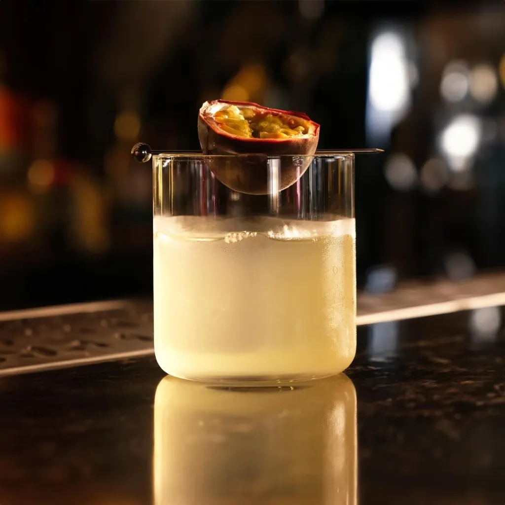 Suadiye Gou Society’de servis edilen taze passion fruit ile süslenmiş ferahlatıcı kokteyl