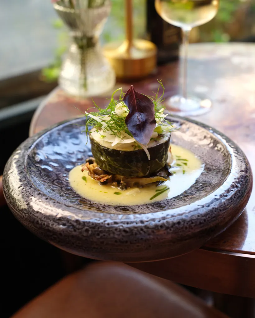 Gou Society Suadiye’nin fine dining menüsünden özel soslarla hazırlanmış zarif tabak sunumu