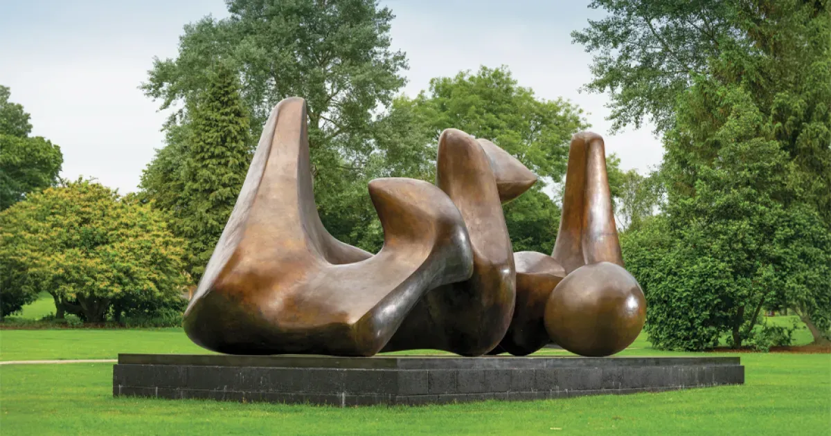 Henry Moore’un Kew Gardens’ta sergilenen anıtsal bronz heykellerinden biri, peyzajla bütünleşen organik form