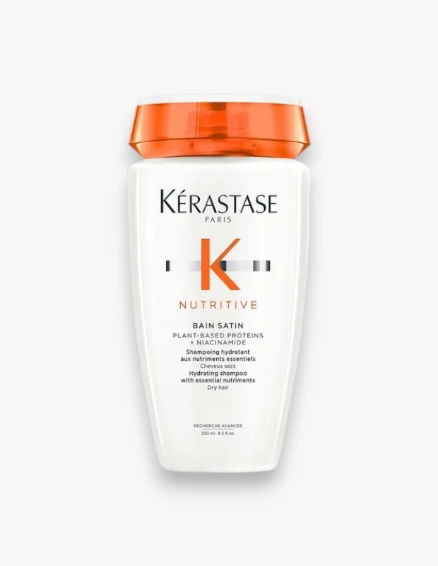 Beyaz, zarif şişesinde turuncu kapaklı, Kérastase markasının Nutritive serisinden Bain Satin kuru saçlar için nemlendirici şampuan, bitkisel proteinler ve niasinamid içeriğiyle hafif besleyici özelliktedir ve 250 ml hacmindedir.