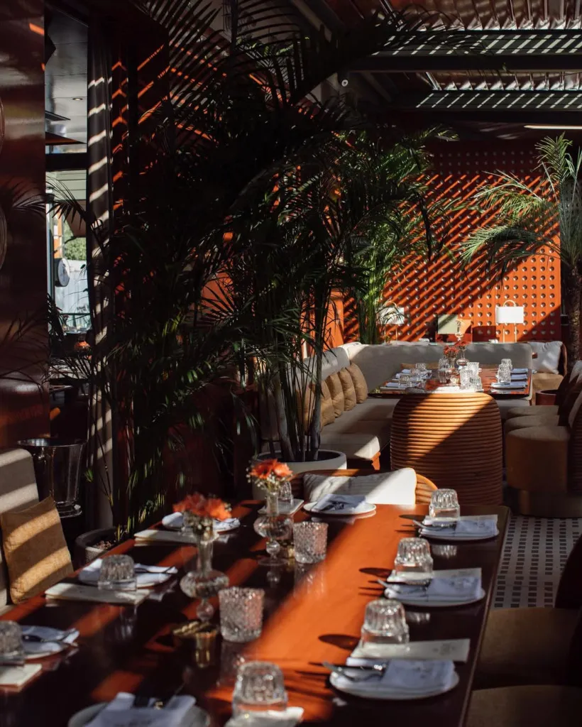 La Plage No.14 Suadiye restoran iç mekân dekorasyonu – Doğal ışık alan modern tasarımlı restoran, şık oturma düzeni ve tropik bitkileriyle dikkat çekiyor.