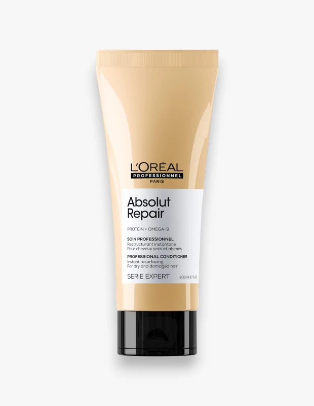 Beyaz bir arka plan önünde, siyah kapaklı, bej renkli bir tüpteki L'Oréal Professionnel Paris Serie Expert Absolut Repair Professional Conditioner, yıpranmış ve kuru saçlar için anında yeniden yüzey kazandırma ve onarıcı bakım sağlayan Protein + Omega-9 formülünü net bir şekilde gösteriyor.