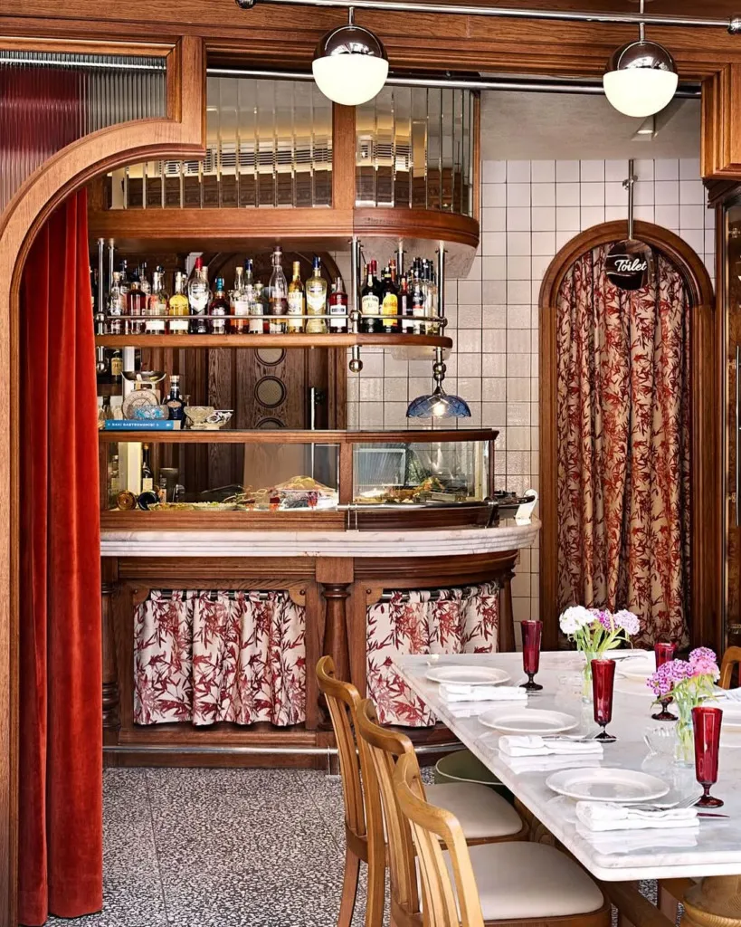 Matmazel Eleni, Suadiye iç mekân dekorasyonu – Ahşap detaylar, bar köşesi ve mermer masalarda şık servis takımlarıyla nostaljik bir atmosfer.