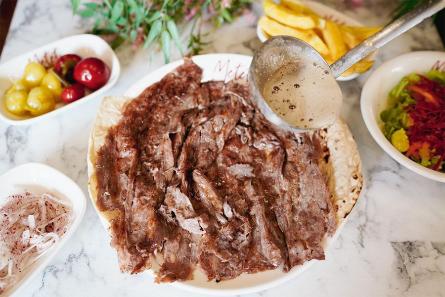 Çiftehavuzlar Metet Döner’de lavaş üzerinde tereyağlı döner servisi