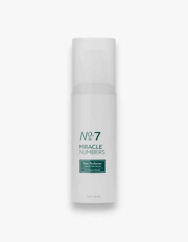 Beyaz bir arka plan üzerinde, 'Nº 7 MIRACLE NUMBERS Hair Perfector Leave-In Hair Serum' yazılı beyaz kapaklı, zarif bir şişe içinde saçları mükemmelleştirici protein içerikli mucize serum ürünü detaylı bir şekilde gösteriliyor.