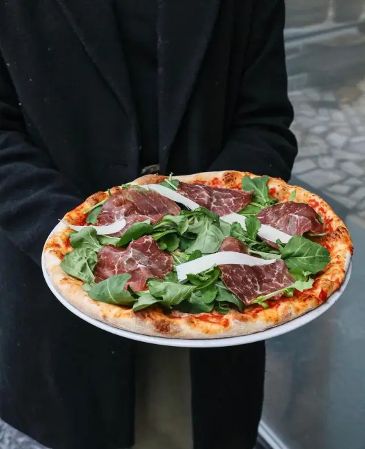 Suadiye Nello’s restoranında roka, pastırma ve parmesan dilimleriyle hazırlanan gurme pizza