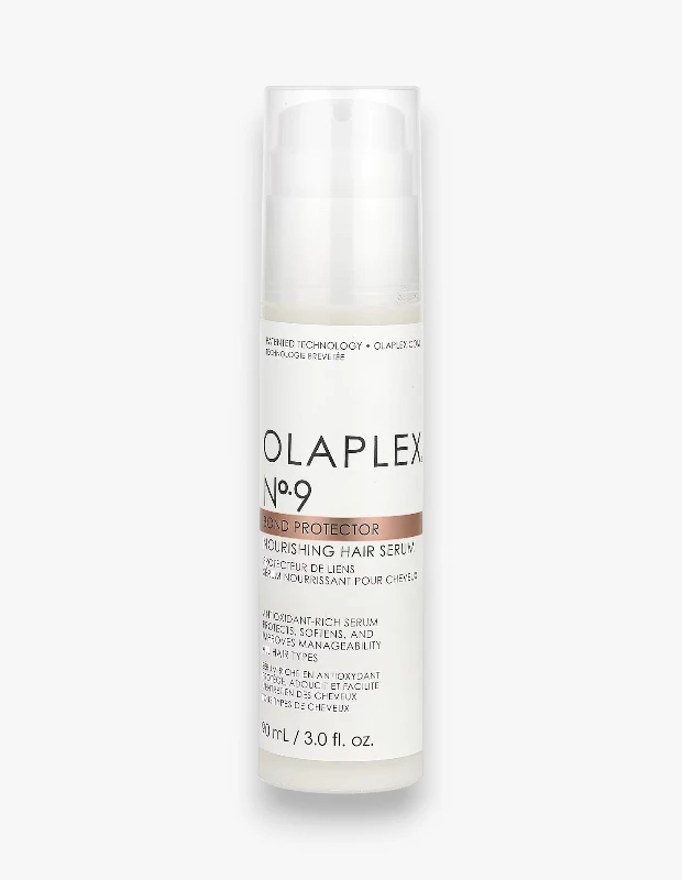 Beyaz bir zeminde dikey olarak konumlandırılmış, şeffaf pompalı kapağı olan beyaz Olaplex No.9 Bond Protector Besleyici Saç Serumu şişesi, etiketinde antioksidan açısından zengin bir ürün olduğu belirtilerek saç bakımı için önemli bir detay sunuyor.