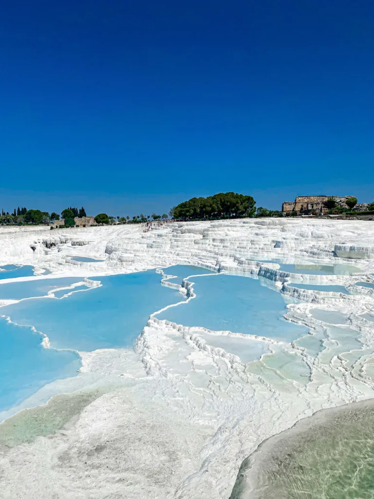 Pamukkale travertenleri – Türkiye UNESCO Dünya Mirası, beyaz kireçtaşı teraslar ve termal havuzlar