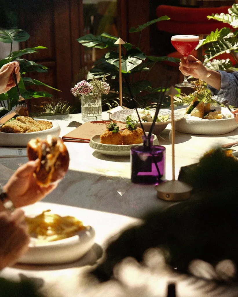 Paolina Cocktail & Kitchen Suadiye’de bitkiler eşliğinde sunulan burger, kızarmış atıştırmalıklar ve renkli kokteyller.