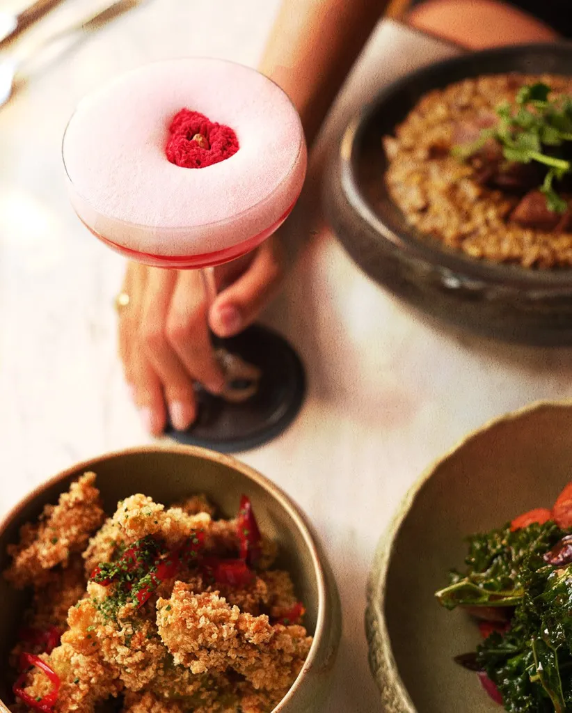 Paolina Cocktail & Kitchen Suadiye’de ahududulu özel kokteyl ve yanında servis edilen çıtır atıştırmalıklar.