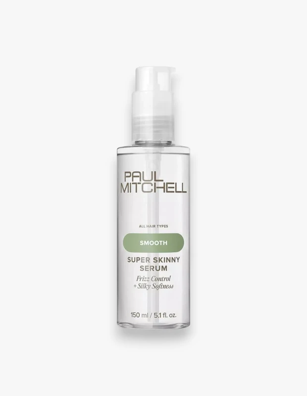 Beyaz arka planda duran, Paul Mitchell markasına ait, üzerinde yeşil SMOOTH etiketi ve SUPER SKINNY SERUM yazısı bulunan şeffaf bir saç serumu şişesi; ürünün 150 ml olduğunu ve Frizz Control + Silky Softness özellikleri sunduğunu belirtmektedir.