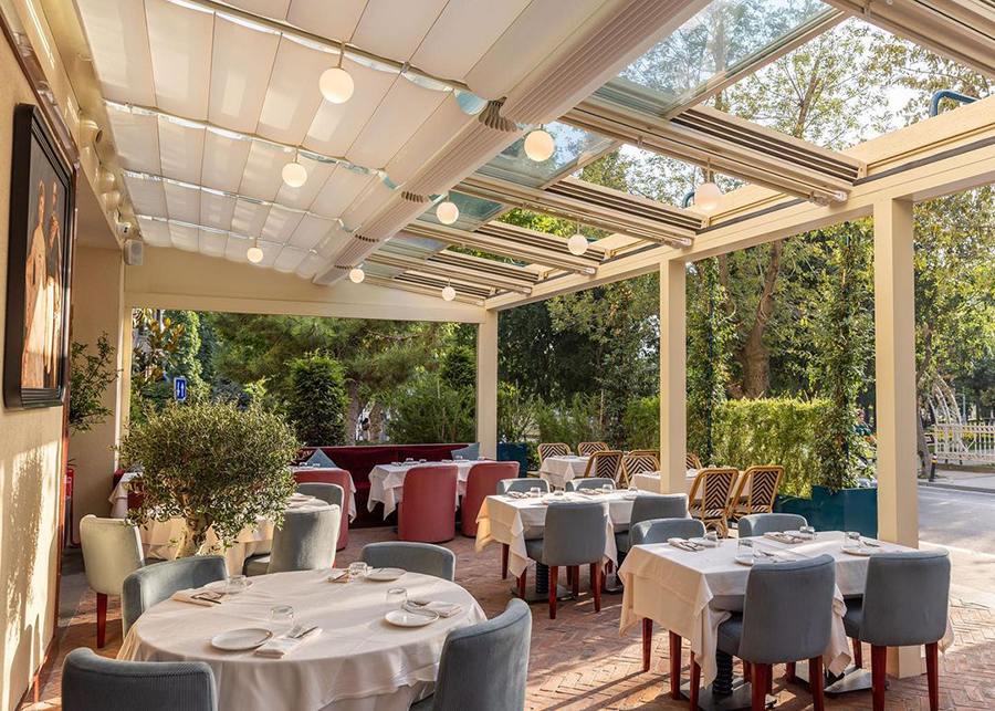 Cam tavanlı modern ve ferah dekorasyona sahip Ristorante Umberto Caddebostan bahçe alanı