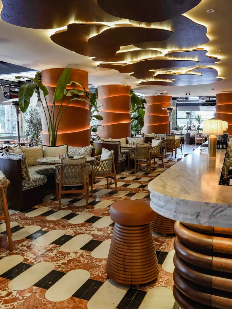 The One Suadiye – modern dekorasyonlu restoran iç mekânı ve oturma alanı