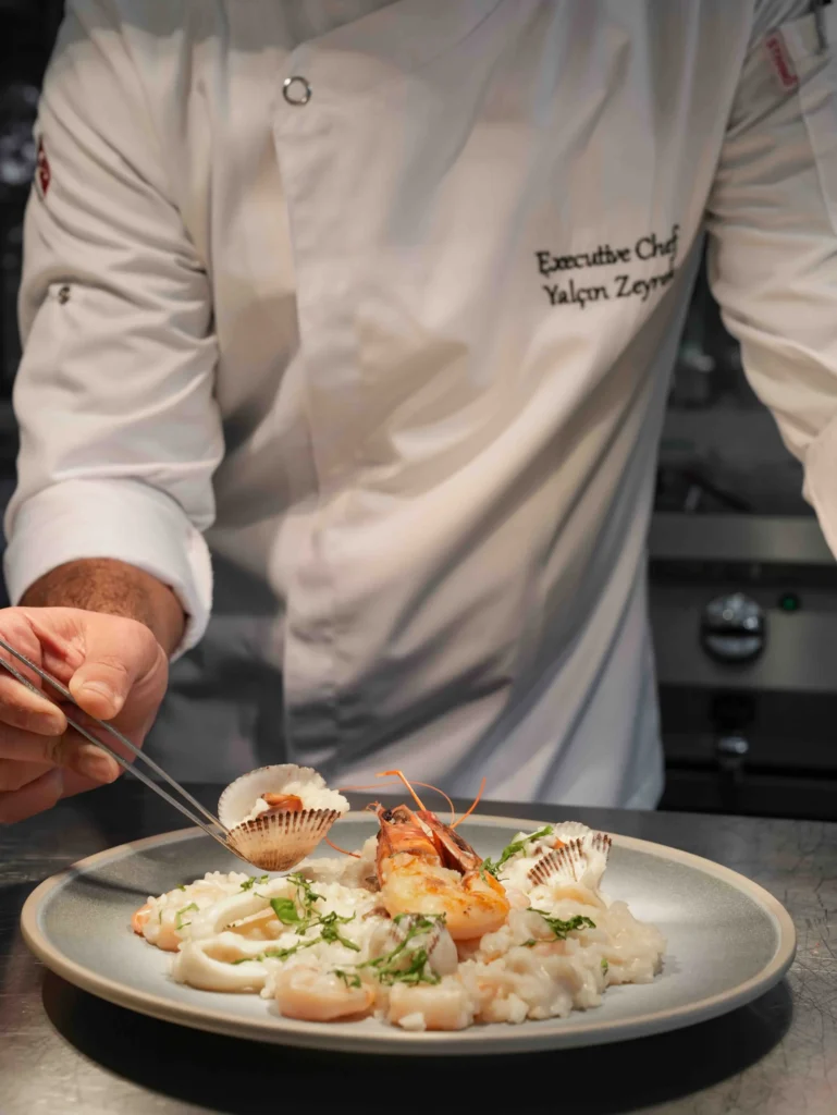 The One Suadiye – Executive Chef Yalçın Zeynel tarafından hazırlanan deniz ürünlü risotto tabağı