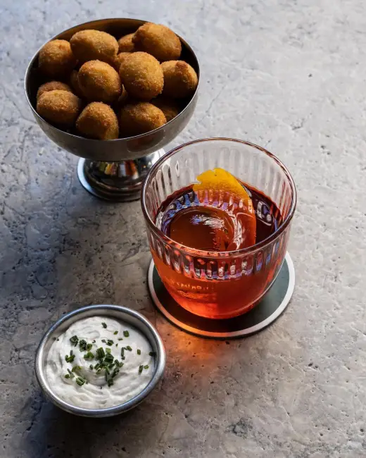 The Townhouse Suadiye – aperitif kokteyl, soslu atıştırmalık toplar ve dip sos sunumu