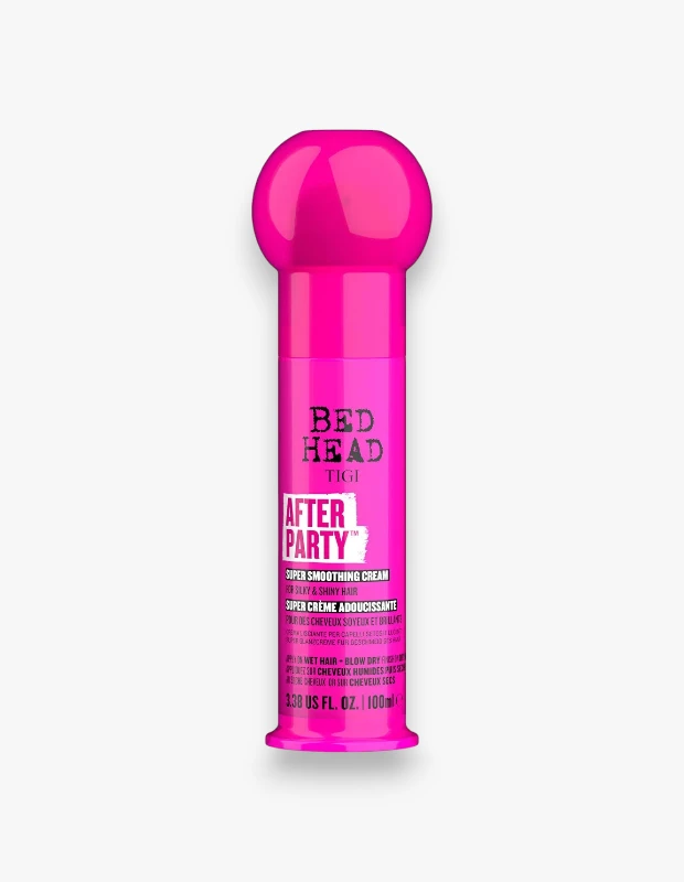 Beyaz bir arka plan üzerinde dikey konumlandırılmış, belirgin yuvarlak kapağı ve alt kısmındaki hafifçe genişleyen tabanıyla dikkat çeken, Tigi Bed Head After Party Super Smoothing Cream yazılı canlı fuşya pembe renkteki 100 ml saç kremi şişesi, ipeksi ve parlak saçlar için özel formülünü gözler önüne seriyor.