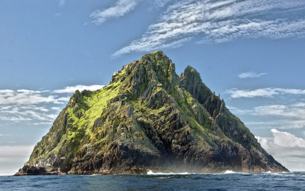 İrlanda’nın batı kıyısında Atlantik Okyanusu’ndan yükselen, sarp kayalık yapısıyla dikkat çeken Skellig Michael adası
