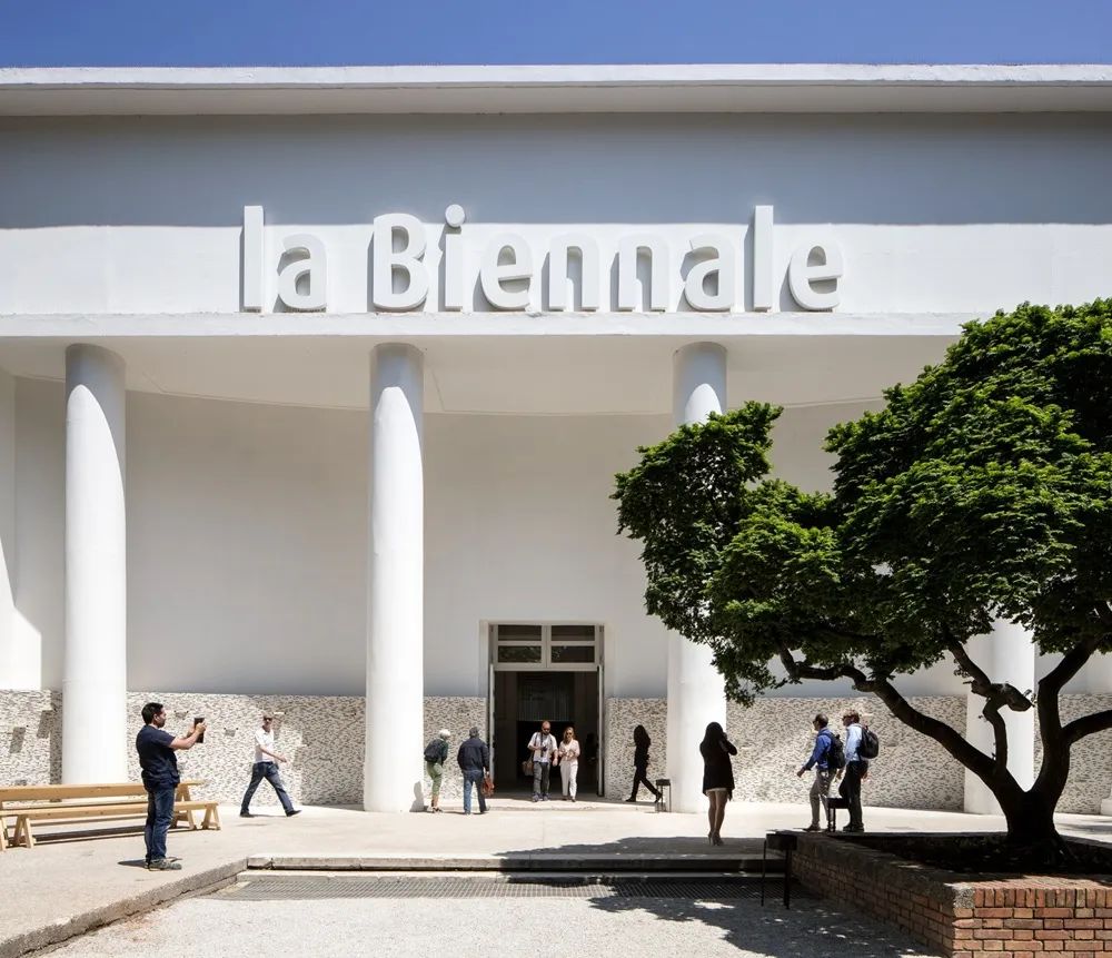 Venedik Bienali'nin gerçekleştiği ana salon olan Padiglione Centrale, Giardini Bahçeleri - 2026 sergileri