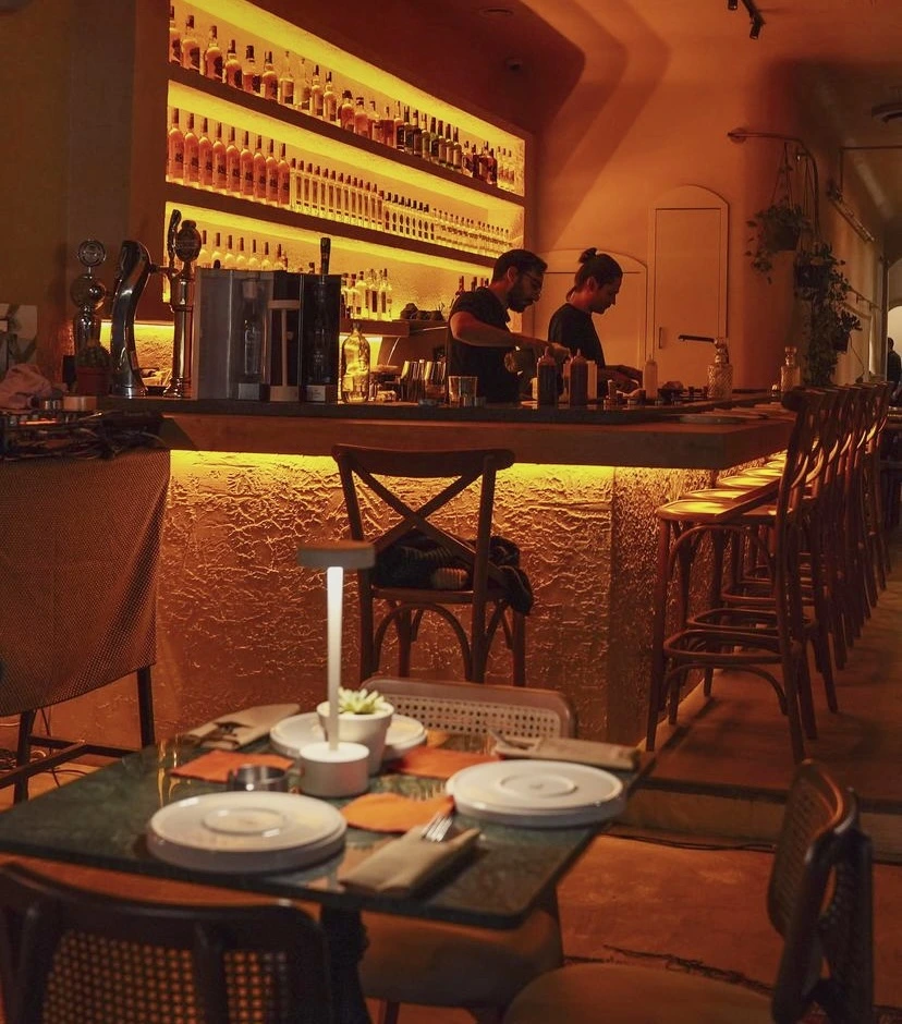 Zest Society Caddebostan – loş ışıklı bar alanı ve şık oturma düzeni