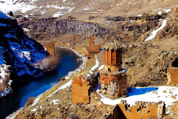 Türkiye'nin UNESCO Dünya Mirası listesindeki Ani Arkeolojik Alanı'nda, kışın karla örtülü sarp Arpaçay Nehri kıyısında, orta çağdan kalma kubbeli ve kısmen yıkık bir kilise kalıntısı, bölgenin kadim tarihini gözler önüne seriyor.