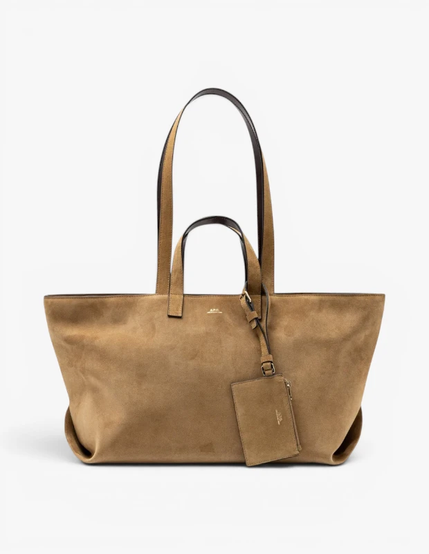 Marka Adı: A.P.C.
Ürün Adı: A.P.C. Le Drummer Bej Süet Omuz Çantası
Ürün Cinsiyeti: Unisex
Ürün Tipi: Omuz Çantası
Ürün Sezonsallığı: Yaz
Ürün Çeşidi: Tote Çanta
Ürün Özellikleri: Yumuşak dokulu bej süet malzemeden üretilen bu büyük boy omuz çantası, zarif ve modern bir tasarıma sahiptir. Geniş iç hacmi sayesinde günlük eşyalarınızı ve seyahat aksesuarlarınızı rahatça taşıyabilir. Elde taşıma için kısa, omuzda taşıma için ise uzun olmak üzere iki farklı uzunlukta, kontrast oluşturan koyu kahverengi deri saplara sahiptir. Çantanın ön yüzünde minimal altın rengi A.P.C. logosu yer alırken, uyumlu renkte çıkarılabilir küçük bir cüzdan veya kartlık detayı da bulunur. Hem şehirde hem de seyahatlerde stil sahibi ve işlevsel bir tamamlayıcıdır.
Öne Çıkan Detaylar:
- Bej süet ana gövde ve kontrast oluşturan koyu kahverengi deri saplar
- Ön kısımda yer alan altın rengi A.P.C. marka logosu
- Çıkarılabilir, uyumlu renkte küçük fermuarlı aksesuar cüzdanı
Kimler Kullanıyor?: Şehir hayatının dinamizmine ayak uyduran, minimalist ve fonksiyonel aksesuarları tercih eden herkes için idealdir. Seyahatlerinde veya günlük rutinlerinde hem şıklığından ödün vermeyen hem de geniş taşıma kapasitesine ihtiyaç duyan, zamansız parçalarla stilini tamamlamayı seven bireyler bu çantayı rahatlıkla kullanabilir.