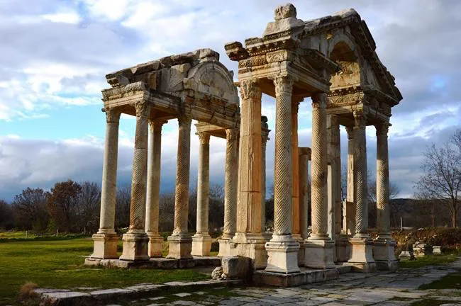 Aydın’daki Aphrodisias Antik Kenti’nin dört sütunlu görkemli anıtsal kapısı Tetrapylon, kısmen ayakta duran mermer sütunları ve bezemeli üst yapısıyla Türkiye’deki UNESCO Dünya Mirası alanlarının zenginliğini gözler önüne seriyor.