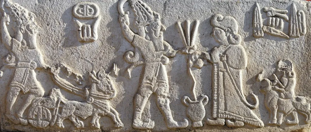 Arslantepe Höyüğü'nden gelen, Geç Kalkolitik döneme ait stilize figürler ve bir araba çeken hayvanı betimleyen bu etkileyici taş kabartma tören sahnesi, Türkiye'deki önemli bir UNESCO Dünya Mirası alanını seyahat planlarınıza eklemek için ilham verici bir örnektir.