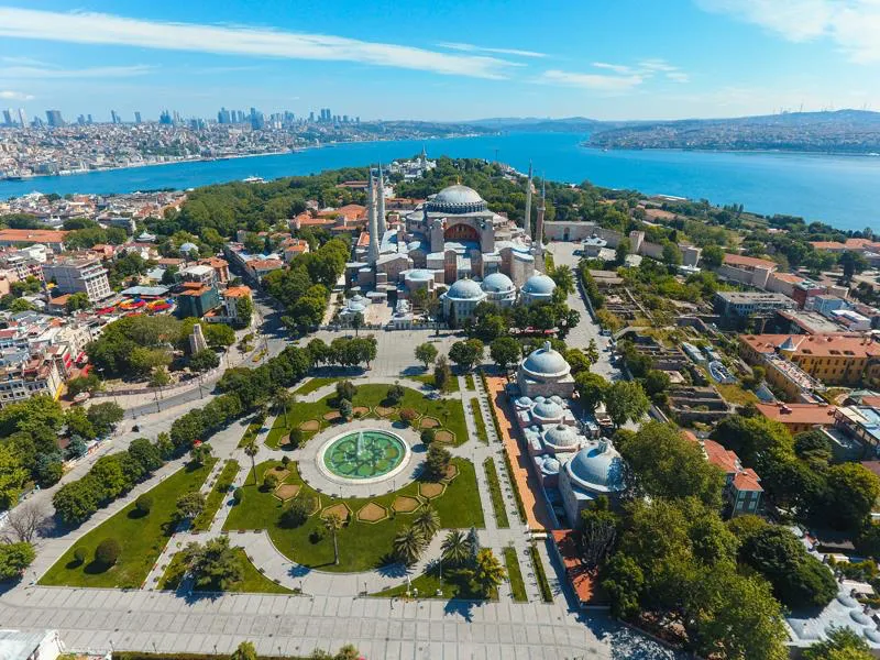 Ayasofya’nın Marmara Denizi manzaralı silueti – İstanbul Tarihi Alanları