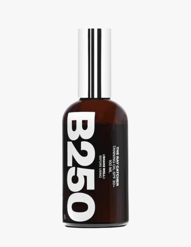 Ürün Cinsiyeti
Unisex

Ürün Tipi
Güneş Bakım Ürünü

Ürün Sezonsallığı
İlkbahar / Yaz

Ürün Çeşidi
SPF Korumalı Bronzlaştırıcı Yağ

Ürün Özellikleri
The Ray Catcher SPF 30+ Bronzlaştırıcı Yağ, doğal, bitkisel ve organik yağlardan oluşan zengin formülüyle cildi nemlendirirken kontrollü ve dengeli bir bronzluk elde etmeye yardımcı olur. Geniş spektrumlu mineral filtre görevi gören Çinko Oksit içeriği sayesinde UVA ve UVB ışınlarına karşı koruma sunar. Zeytinyağı ve Hindistancevizi Yağı cildi beslerken, Ceviz Kabuğu Yağı bronz görünümü destekler. E Vitamini ile zenginleştirilen formül, cildin nem dengesini korumaya ve güneş kaynaklı kuruluk hissini azaltmaya yardımcı olur. Hafif yağ dokusu ciltte eşit şekilde dağılır ve düzenli kullanımda sağlıklı, doğal görünümlü bir bronzluk sağlar.

Öne Çıkan Detaylar
• SPF 30+ geniş spektrumlu güneş koruması
• Mineral filtre: Çinko Oksit
• Doğal ve bitkisel yağ bazlı formül
• Bronzlaşmayı destekleyen ceviz kabuğu yağı
• E Vitamini ile nem ve bakım desteği
• 100 ml ambalaj
• Üretim yeri: Türkiye

Kimler Kullanıyor?
Güneşlenirken cilt bakımını da ihmal etmek istemeyen, doğal içeriklere öncelik veren ve dengeli bir bronzluk arayanlar tarafından tercih edilir. Tatil, plaj ve açık hava aktivitelerinde hem koruma hem de bronz görünümü bir arada isteyenler için uygundur.

Doğal yağlar ve mineral koruma içeren SPF 30+ bronzlaştırıcı yağ, cildi beslerken sağlıklı ve kontrollü bronzluk sağlar.
