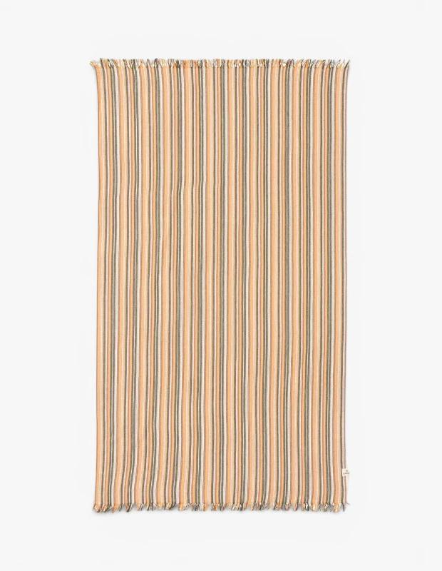 Marka Adı: Barine
Ürün Adı: BarinePunto Stripe Pamuk Peştamal
Ürün Cinsiyeti: Unisex
Ürün Tipi: Peştamal
Ürün Sezonsallığı: Yaz
Ürün Çeşidi: Çizgili
Ürün Özellikleri: Barine Punto Stripe Pamuk Peştamal, açık turuncu, gri ve beyaz tonlarında dikey çizgili desene sahip, hafif ve ince dokulu bir üründür. %100 pamuk malzemesi sayesinde cilde yumuşak ve doğal bir dokunuş sunarken, hızlı kuruma özelliği ile plaj ve havuz kullanımları için pratiklik sağlar. Her iki uç kısmında bulunan püskül detayları, ürüne estetik ve otantik bir hava katmaktadır. Çok amaçlı kullanımıyla hem havlu hem de şal veya pareo olarak değerlendirilebilir, bu sayede yaz tatili bavullarının vazgeçilmez hafif ve fonksiyonel bir parçasıdır.
Öne Çıkan Detaylar:
- Açık turuncu, gri ve beyaz tonlarında dikey çizgili desen
- Püsküllü kenar detayları
- Hafif ve hızlı kuruyan ince dokulu pamuklu yapı
- Plaj havlusu, pareo veya şal olarak çok yönlü kullanım
Kimler Kullanıyor?: Seyahatlerinde hafifliği ve işlevselliği ön planda tutanlar, plajda ve havuz başında konforlu ve hızlı kuruyan çözümler arayanlar bu ürünü tercih edebilir. Minimalist bir yaklaşımla az parçayla çok kombin yaratmayı sevenler, tatil bavullarında yer tasarrufu yaparken şıklığından ödün vermek istemeyenler için idealdir. Doğal dokuları ve zamansız çizgili tasarımları beğenen, yaz stilini hem pratik hem de estetik detaylarla tamamlamak isteyen herkes bu peştamalı gündelik kullanımdan özel anlara kadar rahatlıkla adapte edebilir.
