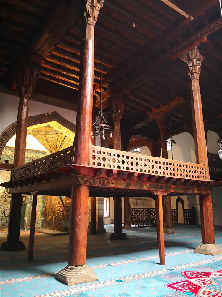 2023 yılında UNESCO Dünya Mirası Listesi'ne eklenen Anadolu'nun Orta Çağ dönemi ahşap hipostil camileri arasında yer alan, Konya Beyşehir Eşrefoğlu Camii'nin kündekari tekniğiyle işlenmiş zarif ahşap minberi, kalem işi süslemeli tavanı ve kalın ahşap sütunlarla desteklenen geniş iç mekânı, Türkiye'nin kültürel zenginliğini seyahat planlarına dahil etmek isteyenlere eşsiz bir mimari şölen sunuyor.