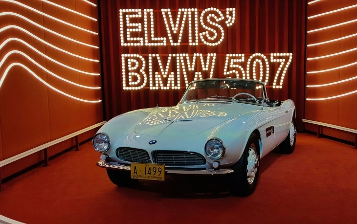 Elvis Presley’nin sahip olduğu beyaz BMW 507 roadster, sergi alanında ‘Elvis’ BMW 507’ yazılı ışıklı pano önünde sergileniyor.