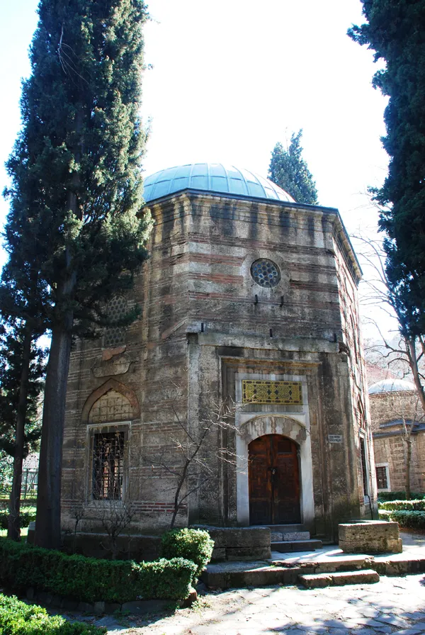 Bursa Muradiye Külliyesi’ndeki tarihi türbelerden biri ve etrafındaki selvi ağaçları