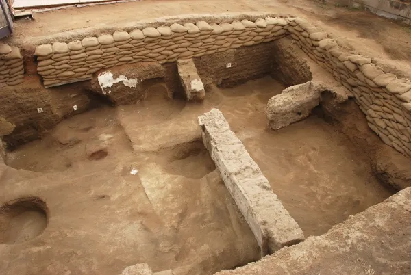 Çatalhöyük Neolitik Alanı’nda arkeolojik kazı sırasında ortaya çıkarılan odalar ve toprak duvarlar