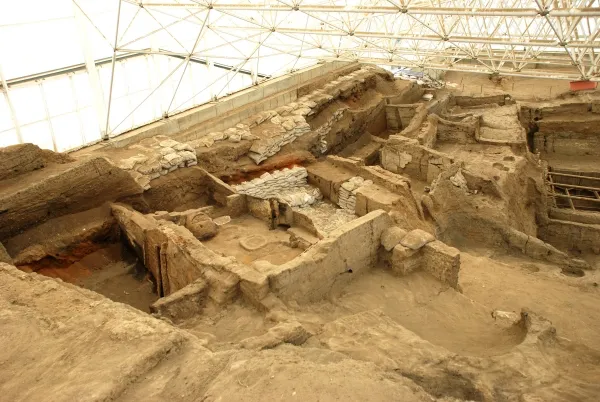 Çatalhöyük Neolitik Alanı’ndaki koruma çatısı altında sergilenen kerpiç ev kalıntıları ve kazı alanı