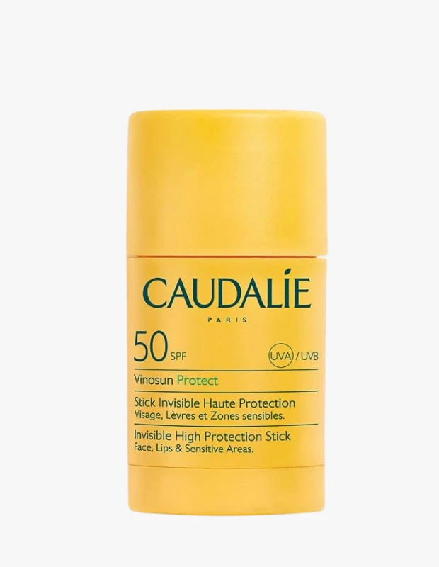 Ürün Cinsiyeti
Unisex

Ürün Tipi
Güneş Koruyucu

Ürün Sezonsallığı
İlkbahar / Yaz

Ürün Çeşidi
Stick Güneş Kremi (Yüksek Korumalı)

Ürün Özellikleri
Caudalie Vinosun Protect İz Bırakmayan Yüksek Korumalı Stick Güneş Kremi, pratik stick formuyla güneşe karşı yüksek koruma sağlayan bir üründür. Taşınabilir yapısı sayesinde çantada kolayca taşınabilir ve gün içinde yeniden uygulama ihtiyacında hızlı bir çözüm sunar. Yoğun UV ışınlarına karşı etkili koruma sağlayarak hem yüz hem de vücudun hassas bölgelerinde kullanılabilir. İz bırakmayan formülü ile ten üzerinde beyaz kalıntı bırakmaz ve eşit bir bitiş sunar. Günlük yaşamda, plajda veya seyahatlerde kullanım için uygundur ve hızlı uygulama isteyenler için ideal bir seçenektir.

Öne Çıkan Detaylar
• İz bırakmayan stick form
• Yüksek güneş koruması
• Hem yüz hem vücut için uygun
• Taşınabilir pratik tasarım
• Gün içinde yeniden uygulama için ideal

Kimler Kullanıyor?
Gün boyu yüksek UV koruması arayan, pratik ve taşınabilir bir güneş koruyucu kullanmayı tercih eden herkes tarafından tercih edilir. Özellikle plajda, seyahatte veya açık hava aktivitelerinde kolay kullanım ve iz bırakmayan sonuç isteyenler için uygundur.

Caudalie Vinosun Protect stick güneş kremi, yüksek koruma ve pratik uygulamayı bir arada sunan kullanışlı bir güneş bakım ürünüdür.
