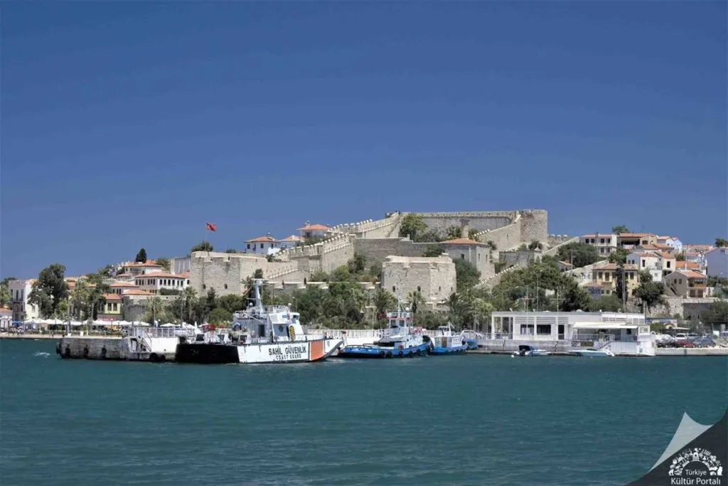 Çeşme'nin tarihi dokusunu gözler önüne seren, masmavi Ege sularına nazır konumlanmış Çeşme Kalesi, rıhtımdaki sahil güvenlik botları ve çevresindeki taş evlerle Ege Kıyılarında benzersiz bir seyahat rotasını vurguluyor.