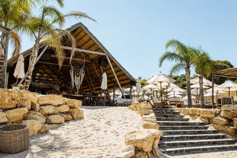 Güneşi Batırıp Geceyi Başlatanlar: Çeşme’nin En İyi Happy Hour ve Gece Mekanları