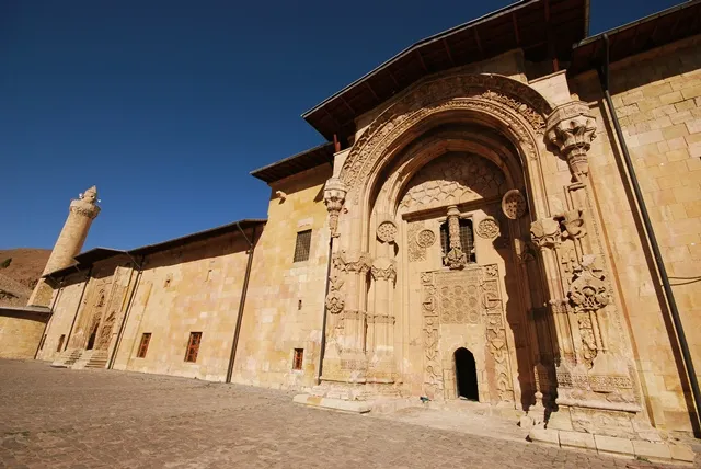 Divriği Ulu Camii ve Darüşşifası’nın dış cephesi ve minaresi – Sivas UNESCO mirası