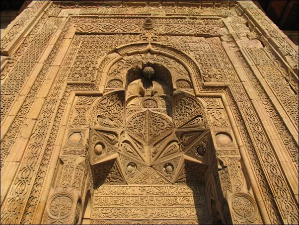 Divriği Ulu Camii’nin taş işçiliğiyle bezeli görkemli ana kapısı – Sivas