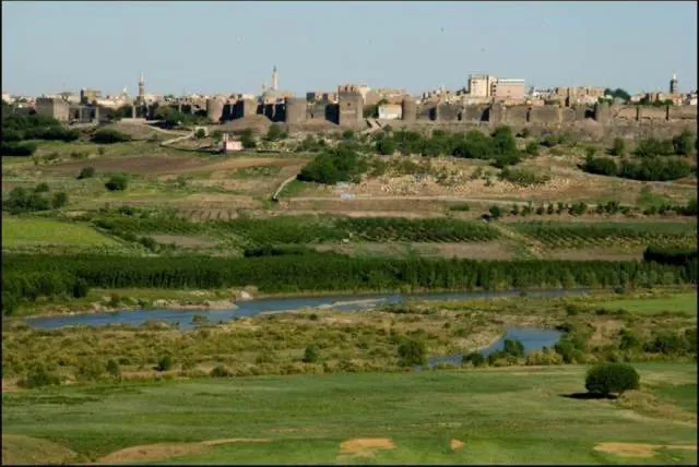 Dicle Nehri'nin kıyısında uzanan yemyeşil Hevsel Bahçeleri ile çevrili, binlerce yıllık tarihi surlarıyla dikkat çeken Diyarbakır Kalesi ve şehir manzarası, Türkiye'nin önemli UNESCO Dünya Mirası alanlarından biri olan kültürel peyzajı gözler önüne seriyor.