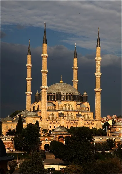 Edirne Selimiye Camii’nin dört minaresiyle gün batımında öne çıkan dış cephe görünümü