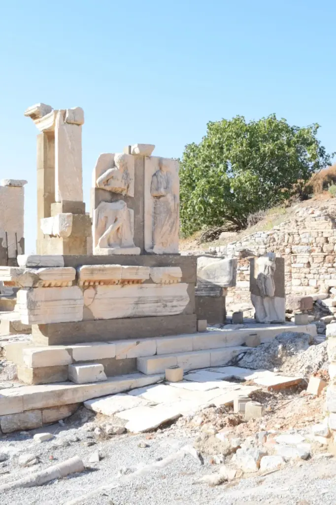 Türkiye'nin zengin kültürel mirasını yansıtan Efes Antik Kenti'nde, antik döneme ait detaylı oyma kabartmalar ve heykel kalıntıları, güneşli bir gökyüzü altında, UNESCO Dünya Mirası alanının görkemli geçmişini gözler önüne seriyor.