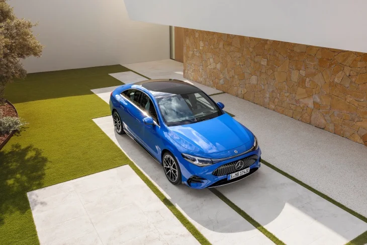 2025 Mercedes-Benz CLA Elektrikli, mavi dış tasarımı ve coupe siluetiyle modern ve aerodinamik bir görünüm sunuyor.