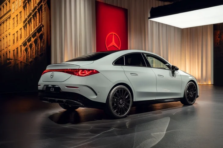 2025 Mercedes-Benz CLA Elektrikli, coupe silueti ve LED stop lambalarıyla arka görünümde modern ve sportif bir tasarım sunuyor.