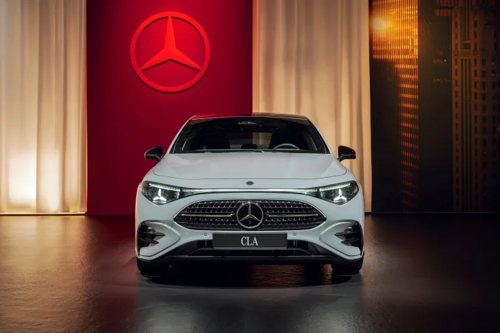 2025 Mercedes-Benz CLA Elektrikli, ön görünümü ve aydınlatmalı ızgarasıyla modern ve dikkat çekici bir tasarım sunuyor.