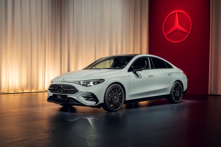 2025 Mercedes-Benz CLA Elektrikli, coupe silueti ve modern tasarım detaylarıyla yan görünümde sportif bir şıklık sergiliyor.