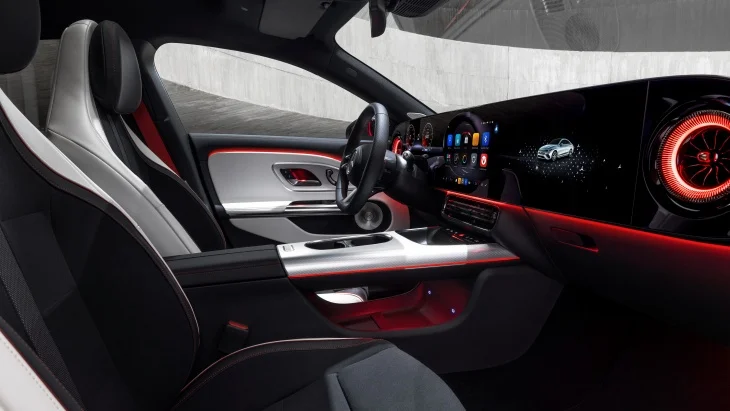 2025 Mercedes-Benz CLA Elektrikli, MBUX Superscreen dijital ekranı ve minimalist iç tasarımıyla modern ve teknolojik bir kokpit deneyimi sunuyor.