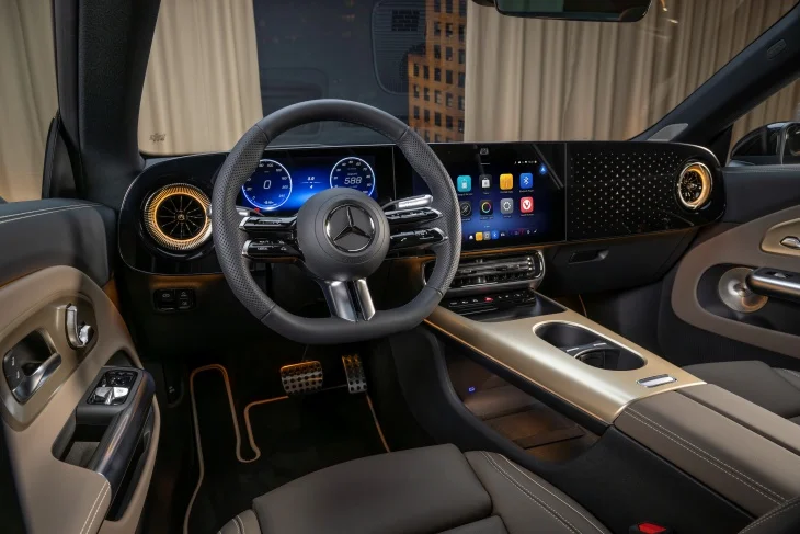 2025 Mercedes-Benz CLA Elektrikli, dijital gösterge paneli ve geniş multimedya ekranıyla modern bir iç mekan tasarımı sunuyor.